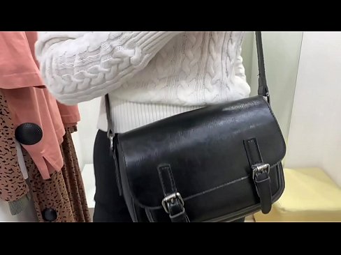 ❤️ Masturbazione pubblica della giovane cagna FeralBerry con un dildo nel camerino Porno fbal it.hochu-sex-tomsk.ru ❤️