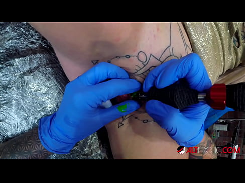 ❤️ Estremamente tatuato hottie Sully Savage ottenuto un tatuaggio sul suo clitoride Porno fbal it.hochu-sex-tomsk.ru ❤️